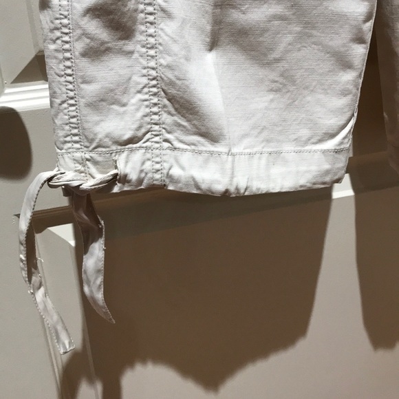 Crop pant With Drawstring wAist and front pockets. - Picture 4 of 8